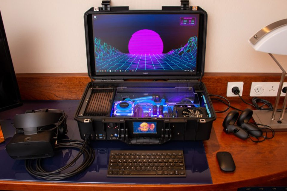 Оригинальный игровой компьютер с жидкостным охлаждением, размещенный в чемодане