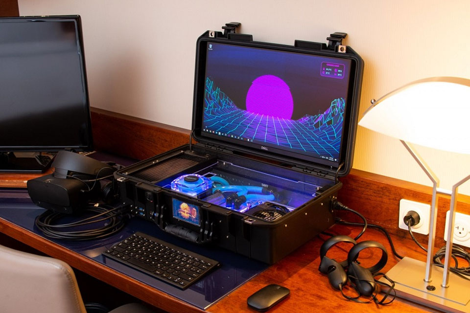 Оригинальный игровой компьютер с жидкостным охлаждением, размещенный в чемодане