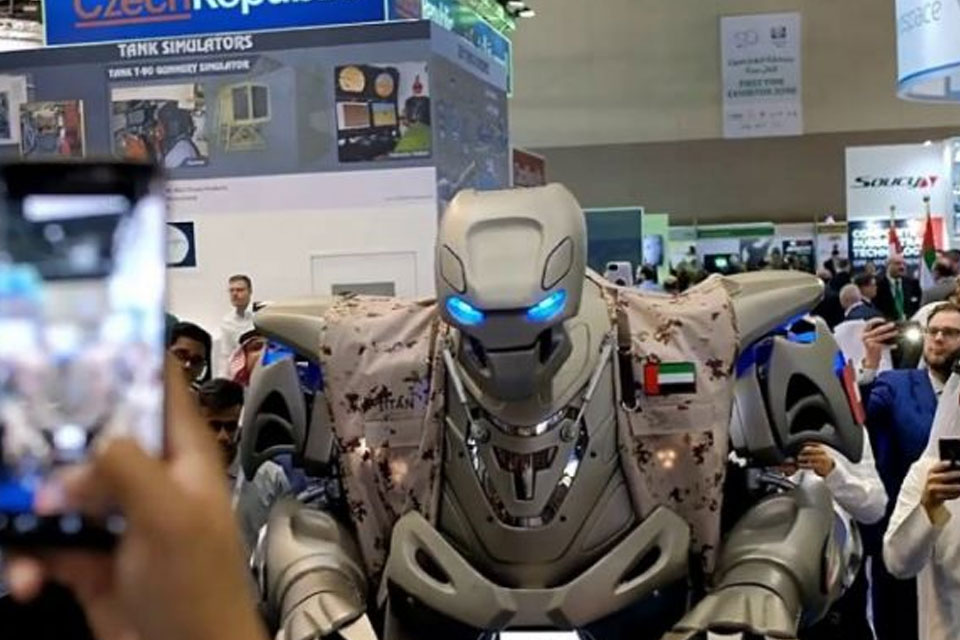 Король государства Бахрейн взял себе в помощники робота-телохранителя (ВИДЕО)