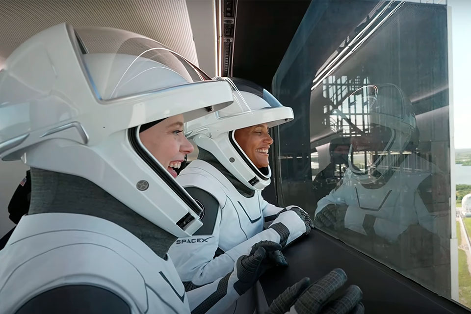 Свершилось! Компания SpaceX отправила в космос первых гражданских туристов (ВИДЕО)