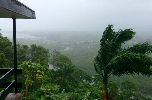 Уже четвертый день на Фиджи идут ливневые дожди, которые стали причиной наводнений