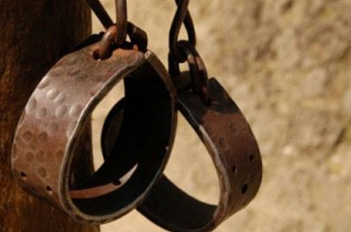 В Дагестане 15-летнюю девушку родственники держали в кандалах за «аморальное поведение»