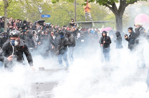 В Париже протестующих разгоняли слезоточивым газом (фото)