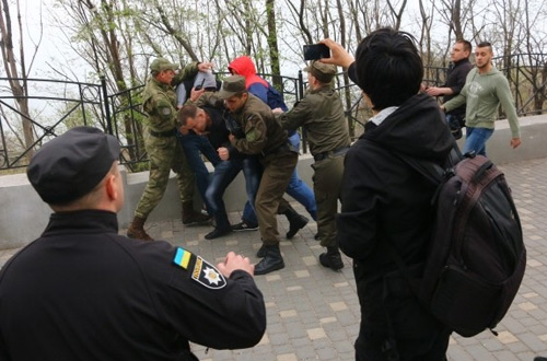 День освобождения Одессы: массовые драки, полиция и нацгвардия применили спецсредства