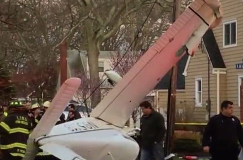 В Нью-Йорке легкомоторный самолет упал прямо на улицу в жилом квартале