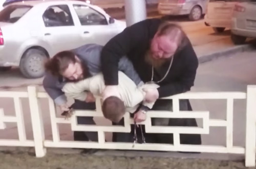 Били крестом: Священник в РФ жестоко избил мужчину (видео)