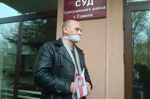 В знак протеста белорусский журналист-фрилансер зашил себе рот