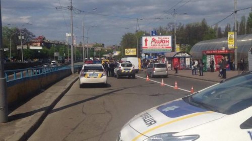 В Киеве патрульные сбили женщину на пешеходном переходе (видео)