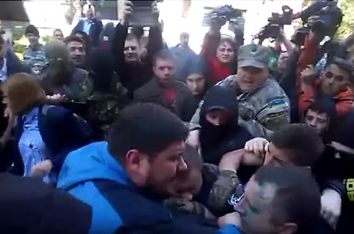 В Запорожье представителя «Движения Левых Сил» избили националисты АЗОВа (видео)