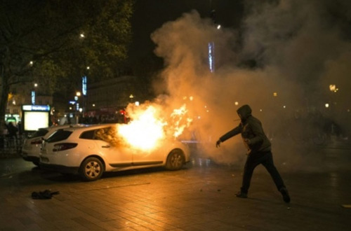 В Париже произошли столкновения между протестующими и полицией