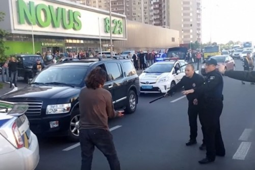В Киеве полицейские применили газовый балончик и дубинки в отношении водителя Infiniti (видео)
