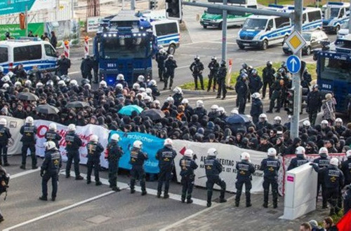 Протестующие в Германии пытаются сорвать съезд правой партии