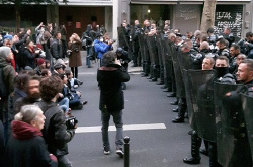 В Париже произошли столкновения полиции и противников выселения беженцев