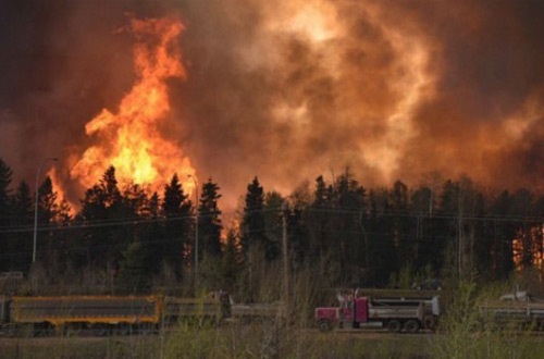 Лесной пожар на американском континенте может уничтожить нефтяную столицу Канады (фото)
