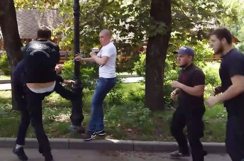 Радикалы устроили драку в Харькове с людьми исполнявшими советские военные песни (видео)