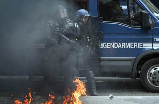 Париж в огне: многотысячные протесты во Франции разогнали гранатами (ВИДЕО)