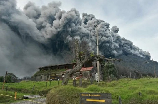 Вулкан Турриальба в Коста-Рике выбросил пепел на высоту до трех километров