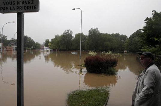 Париж заливают дожди: вода в Сене поднялась более чем на 4 метра