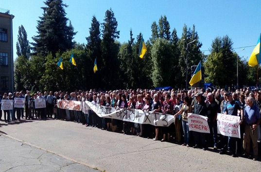 Сотрудники ХТЗ вышли на немногочисленный пикет с требованиями к Порошенко