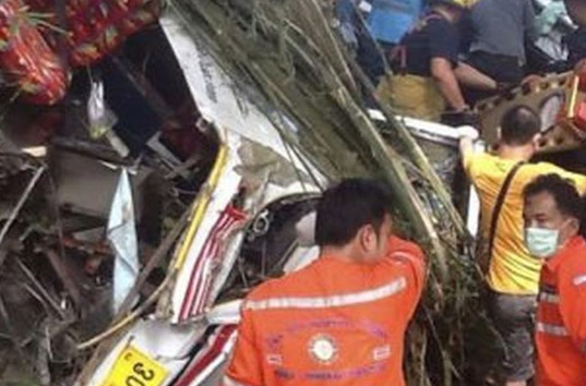 В Тайланде на скоростной трассе загорелся автобус: погибли 11 учителей