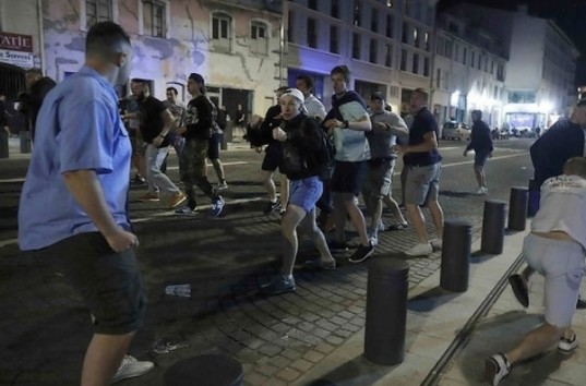 Евро-2016: В Марселе опять произошла массовая драки футбольных фанатов России и Англии (ВИДЕО)