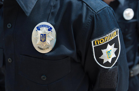 В Киеве пьяная компания жестоко избила сотрудника полиции