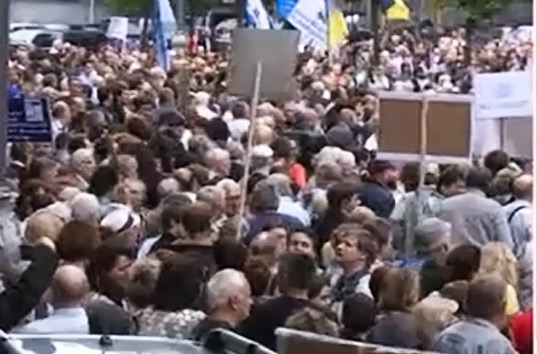 Под зданием Кабинета министров Украины проходит масштабная акция протеста
