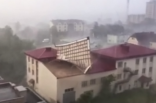 Сильный шторм в Луцке срывал крыши домов и валил деревья (ВИДЕО)