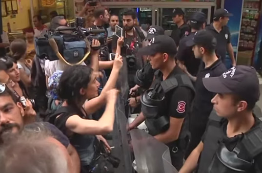 Полиция Турции разогнала гей-парад в Стамбуле (ВИДЕО)