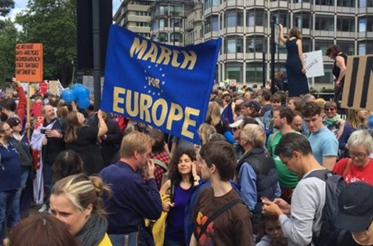 В Лондоне проходит многотысячный марш протеста против выхода Британии из Евросоюза (ФОТО)