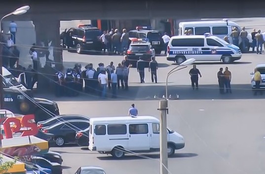 В Ереване полицейский участок захватили около 25 вооруженных человек, у них 8 заложников (ВИДЕО)