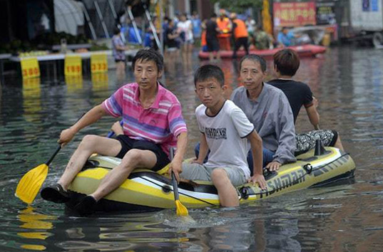 В результате наводнения в Китае погибли 26 человек и 34 пропали без вести (ВИДЕО)