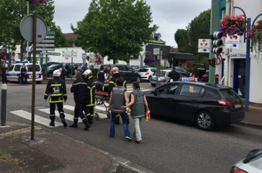 Во Франции вооруженные мужчины напали на церковь и убили священника