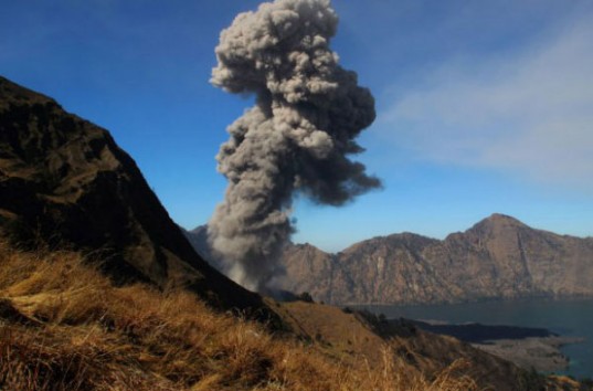 В Индонезии из-за извержения сразу трех вулканов отменили авиаперелеты и закрывают аэропорты