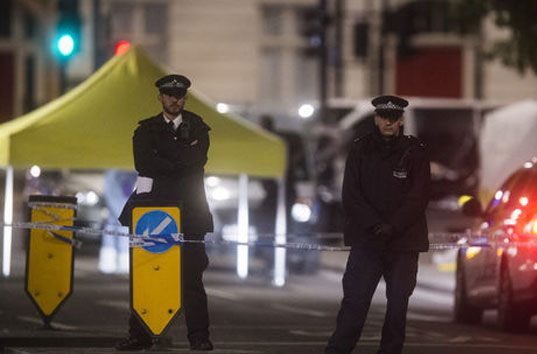 В центре Лондона мужчина напал с ножом на прохожих, погибла женщина