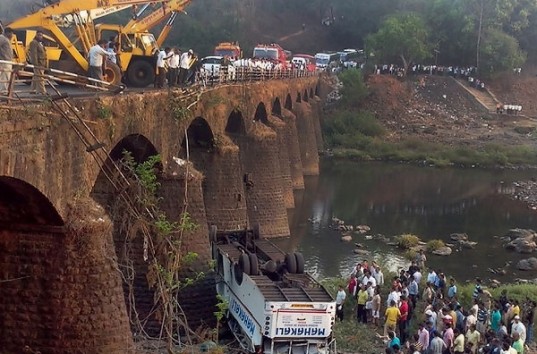 Более 40 человек унесло в открытое море после обрушения моста в Индии