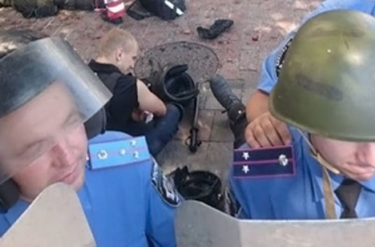 В Николаевской области активисты штурмуют суд: есть раненые