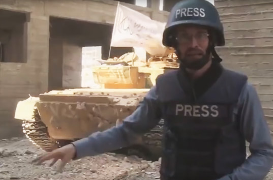 За спиной корреспондента телеканала «Аль-Джазира» взорвался танк (ВИДЕО)