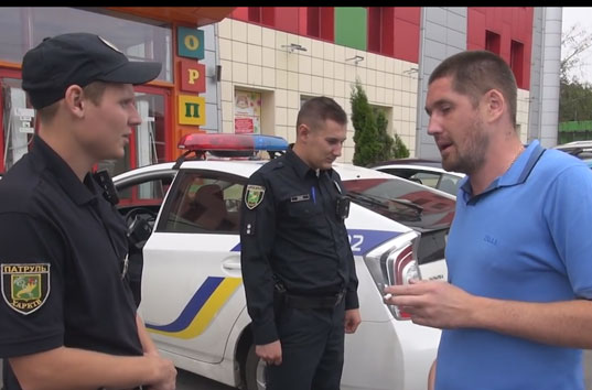 «Мне на ваше МВД пох***»: в Харькове пьяный бизнесмен на Rolls Royce издевался над полицейскими
