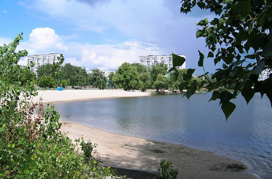 В Киеве на озере мужчина с ножом напал на двух молодых парней