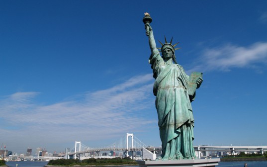 В Нью-Йорке молния ударила в голову знаменитой статуи Свободы (ВИДЕО)
