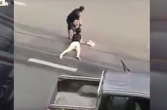 В Китае мужчина перетащил женщину через дорогу за волосы — полицейский бездействовал (ВИДЕО)