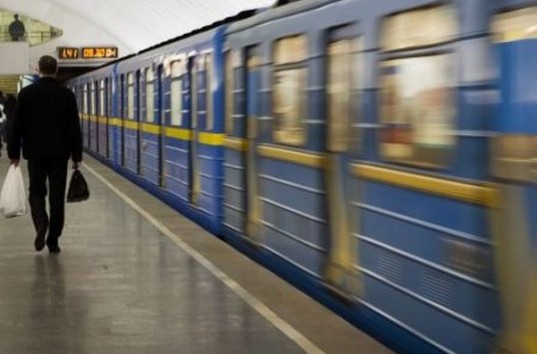 В киевском метро пьяный мужчина набросился с кулаками на женщину-контролера