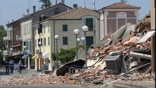 Землетрясение в Италии: Дома превратились в руины, под завалами остаются люди