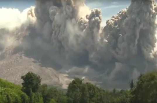 В Индонезии у извергающегося вулкана Синабунг обрушился лавовый купол (ВИДЕО)
