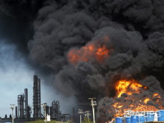 В США на крупном нефтеперерабатывающем заводе произошел взрыв (ВИДЕО)