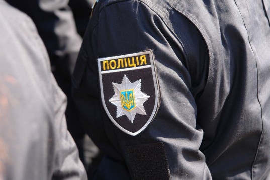 В Винницкой области полицейские силой отобрали телефон у мужчины, снимавшего их работу