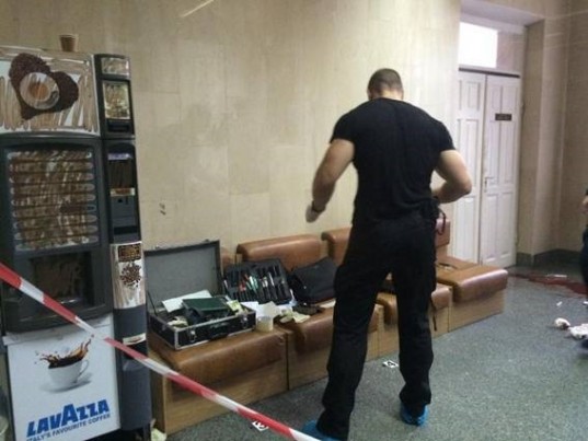 В холле киевской больницы мужчина получил несколько огнестрельных ранений