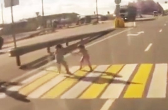 Видеошок: автомобиль сбил двух детей на пешеходном переходе (ВИДЕО)