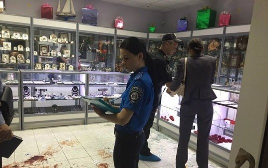 В Киеве бандиты с автоматом ограбили ювелирный магазин и ранили охранника